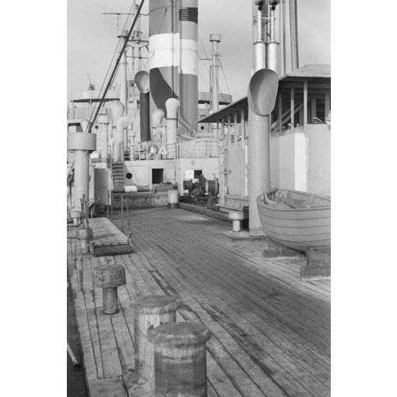 A bord du dragueur de mines allemand surnommé briseur de blocus (Sperrbrecher).