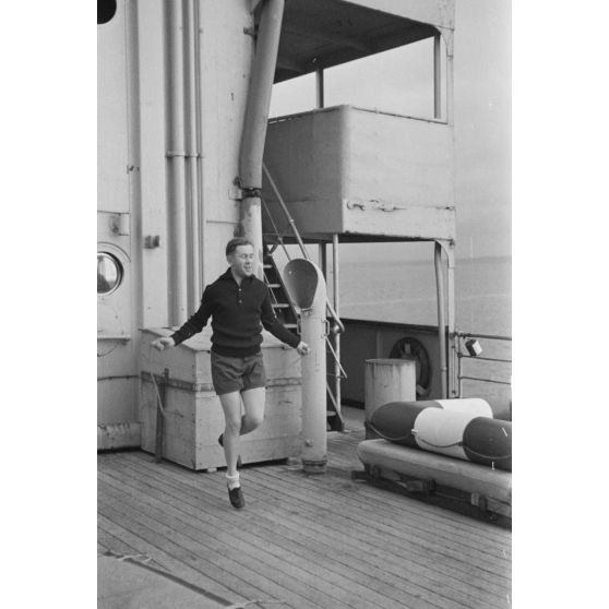 Sport à bord du dragueur de mines allemand surnommé briseur de blocus (Sperrbrecher).