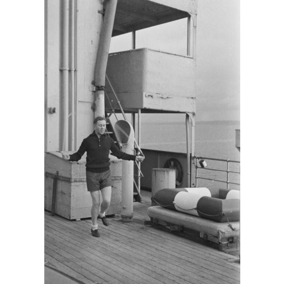 Sport à bord du dragueur de mines allemand surnommé briseur de blocus (Sperrbrecher).