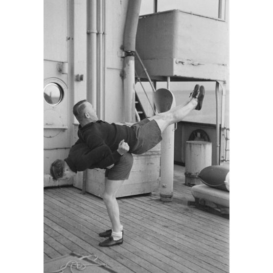 Sport à bord du dragueur de mines allemand surnommé briseur de blocus (Sperrbrecher).