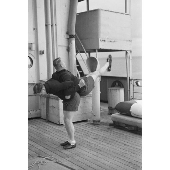 Sport à bord du dragueur de mines allemand surnommé briseur de blocus (Sperrbrecher).