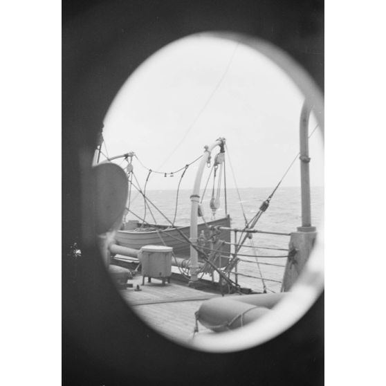 Un radeau de sauvetage à bord d'un dragueur de mines allemand baptisé briseur de blocus (Sperrbrecher).