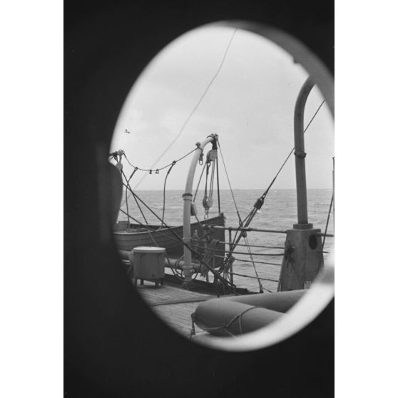 Un radeau de sauvetage à bord d'un dragueur de mines allemand baptisé briseur de blocus (Sperrbrecher).