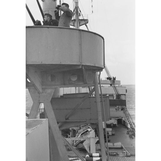 Poste de DCA (FlaK) à bord d'un dragueur de mines baptisé Sperrbrecher (briseur de blocus).