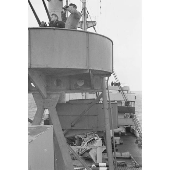 Poste de DCA (FlaK) à bord d'un dragueur de mines baptisé Sperrbrecher (briseur de blocus).