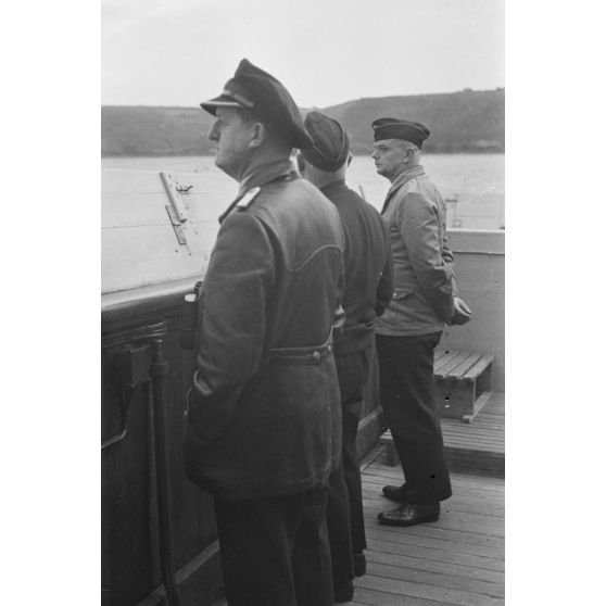 Officiers de la Kriegsmarine à bord d'un dragueur de mines (Sperrbrecher).