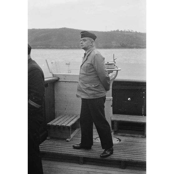 Officier de la Kriegsmarine à bord d'un dragueur de mines (Sperrbrecher).