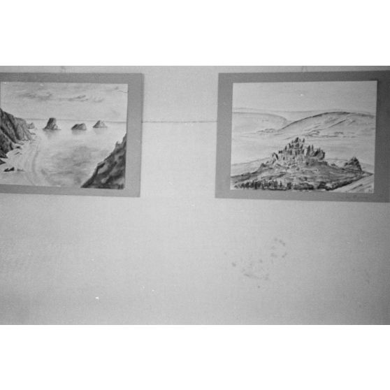 Gros plan sur deux oeuvres présentées dans l'exposition d'un peintre de guerre (gouache et aquarelle).