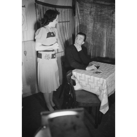 Acteur et actrice lors d'une représentation théâtrale à bord d'un dragueur de mines de la marine allemande (Kriegsmarine).