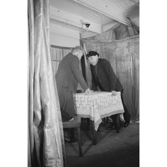 Acteur et actrice lors d'une représentation théâtrale à bord d'un dragueur de mines de la marine allemande (Kriegsmarine).