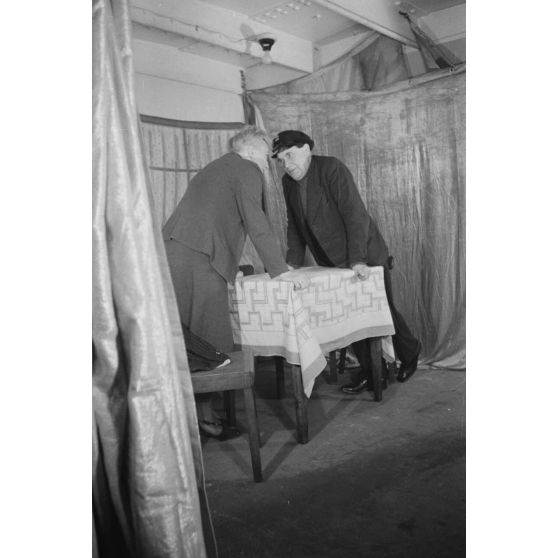 Acteur et actrice lors d'une représentation théâtrale à bord d'un dragueur de mines de la marine allemande (Kriegsmarine).