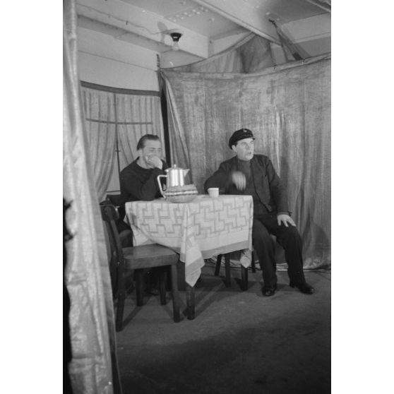 Acteurs lors d'une représentation théâtrale à bord d'un dragueur de mines de la marine allemande (Kriegsmarine).