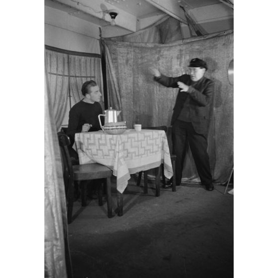 Acteurs lors d'une représentation théâtrale à bord d'un dragueur de mines de la marine allemande (Kriegsmarine).