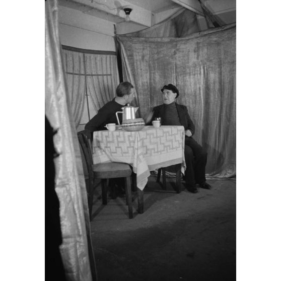 Acteurs lors d'une représentation théâtrale à bord d'un dragueur de mines de la marine allemande (Kriegsmarine).