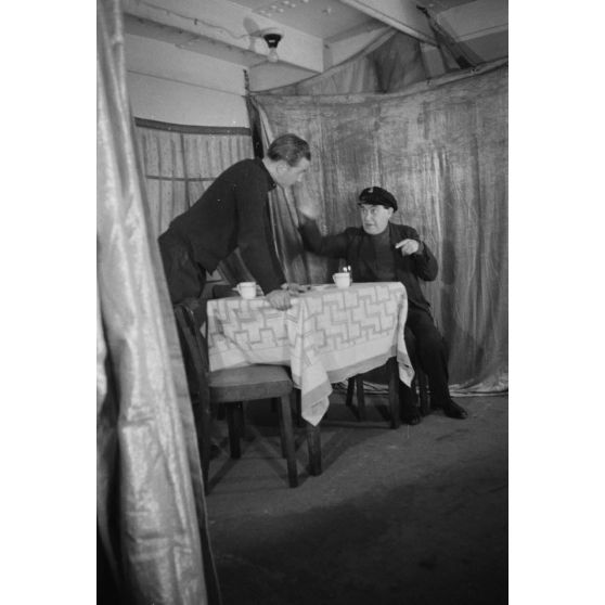 Acteurs lors d'une représentation théâtrale à bord d'un dragueur de mines de la marine allemande (Kriegsmarine).