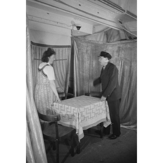Acteur et actrice lors d'une représentation théâtrale à bord d'un dragueur de mines de la marine allemande (Kriegsmarine).