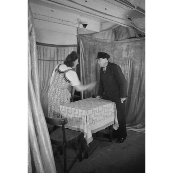 Acteur et actrice lors d'une représentation théâtrale à bord d'un dragueur de mines de la marine allemande (Kriegsmarine).