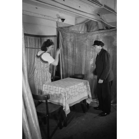 Acteur et actrice lors d'une représentation théâtrale à bord d'un dragueur de mines de la marine allemande (Kriegsmarine).