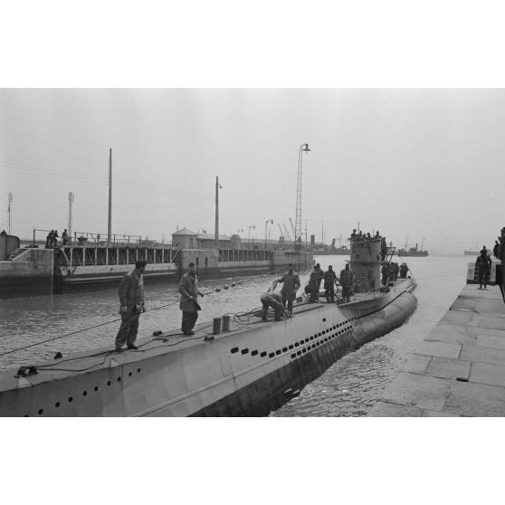 De retour de croisière, le sous-marin U-552 du lieutenant (Oberleutnant zur See) Erich Topp s'approche du quai du port de Saint-Nazaire.
