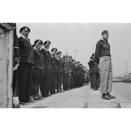 A Saint-Nazaire, lors du retour du sous-marin U-552, des officiers réservent un accueil chaleureux à son commandant le lieutenant (Oberleutnant zur See) Erich Topp et à son équipage.