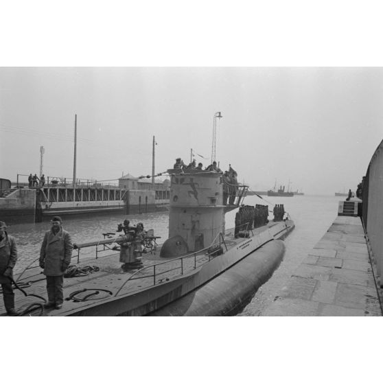 De retour de croisière, le sous-marin U-552 du lieutenant (Oberleutnant zur See) Erich Topp s'approche du quai du port de Saint-Nazaire.