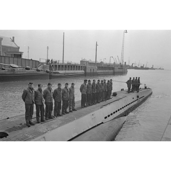 A Saint-Nazaire, le retour du sous-marin U-552 commandé par le lieutenant (Oberleutnant zur See) Erich Topp, une partie de l'équipage est sur le pont du navire.