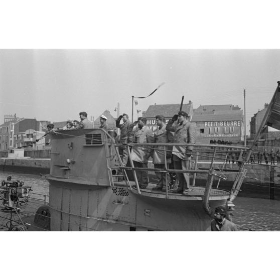 A Saint-Nazaire, le retour de croisière du sous-marin U-552, dans le kiosque les officiers saluent, en casquette blanche le lieutenant (Oberleutnant zur See) Erich Topp.
