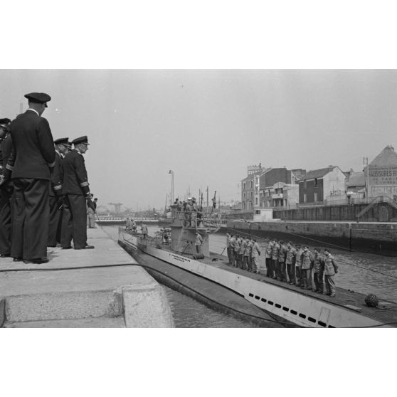 A Saint-Nazaire, lors du retour du sous-marin U-552, des officiers réservent un accueil chaleureux à son commandant le lieutenant (Oberleutnant zur See) Erich Topp et à son équipage.