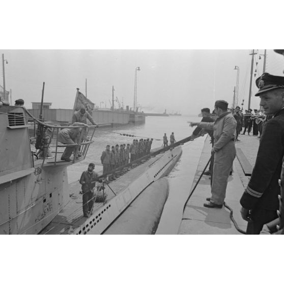 A Saint-Nazaire, lors du retour du sous-marin U-552 commandé par le lieutenant (Oberleutnant zur See) Erich Topp, une partie de l'équipage effectue les manoeuvres d'accostage.
