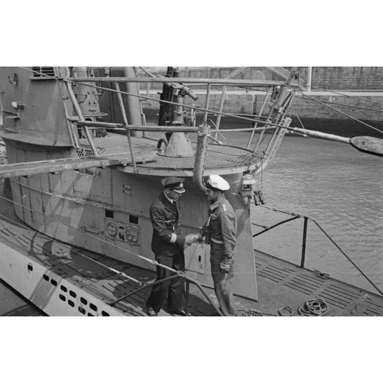 A Saint-Nazaire, le retour du sous-marin U-552, le lieutenant (Oberleutnant zur See) Erich Topp accueille à bord le capitaine (Kapitänleutnant) Herbert Sohler de la 7.Unterseebootsflottille.