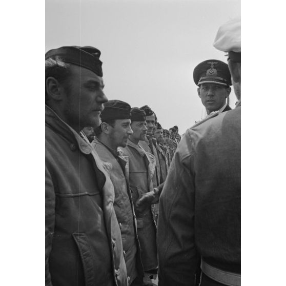 Lors de son retour de croisière à Saint-Nazaire, le capitaine (Kapitänleutnant) Herbert Sohler de la 7.Unterseebootsflottille passe en revue l'équipage du sous-marin U-552 en compagnie de son commandant le lieutenant (Leutnant zur See) Erich Topp.