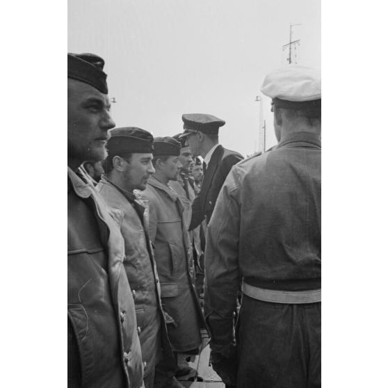 Lors de son retour de croisière à Saint-Nazaire, le capitaine (Kapitänleutnant) Herbert Sohler de la 7.Unterseebootsflottille passe en revue l'équipage du sous-marin U-552 en compagnie de son commandant le lieutenant (Leutnant zur See) Erich Topp.