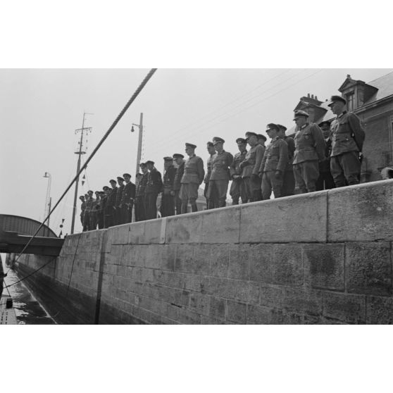 A Saint-Nazaire, depuis le pont du sous-marin U-552 du lieutenant (Leutnant zur See) Erich Topp, le photographe Kurt Schlemmer immortalise les officiers venus accueillir le sous-marin et son équipage.