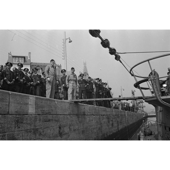 A Saint-Nazaire, lors du retour du sous-marin U-552, des officiers de la Kriegsmarine réservent un accueil chaleureux à son commandant le lieutenant (Oberleutnant zur See) Erich Topp et à son équipage.