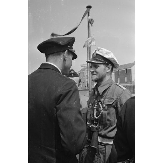 A Saint-Nazaire, au retour du sous-marin U-552, le lieutenant (Oberleutnant zur See) Erich Topp accueille à bord le capitaine (Kapitänleutnant) Herbert Sohler de la 7.Unterseebootsflottille.