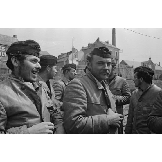 Premiers moments de détente pour des membres d'équipage du sous-marin U-Boot U-552 peu après leur retour de croisière au port de Saint-Nazaire.