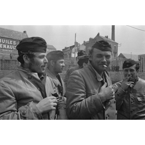 Premiers moments de détente pour des membres d'équipage du sous-marin U-Boot U-552 peu après leur retour de croisière au port de Saint-Nazaire.