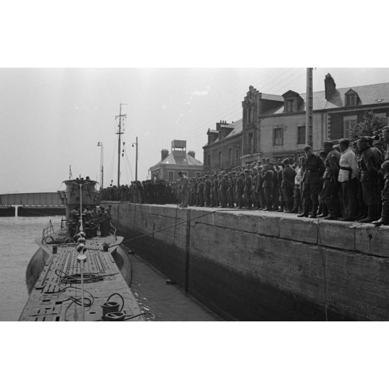 A Saint-Nazaire, lors du retour du sous-marin U-552 de l'Oberleutnant zur See Erich Topp, l'équipage rejoint le quai du port.