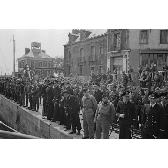 Au port de Saint-Nazaire, lors du retour du sous-marin U-552, des soldats de la Wehrmacht réservent un accueil à l'équipage.