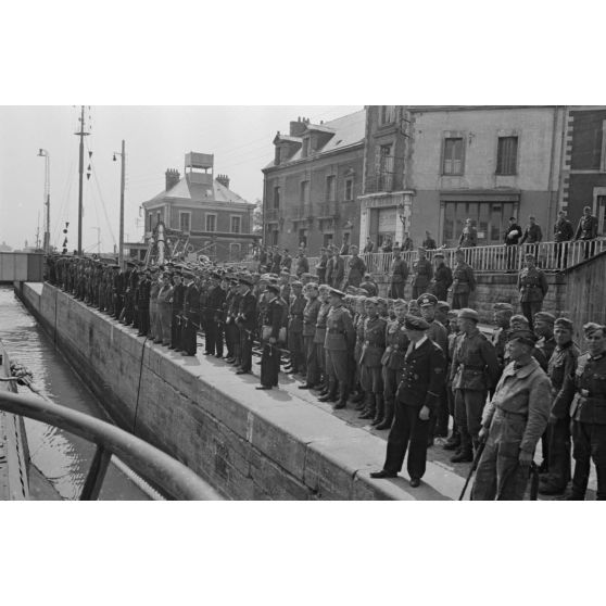 Au port de Saint-Nazaire, lors du retour du sous-marin U-552, des soldats de la Wehrmacht réservent un accueil à l'équipage.