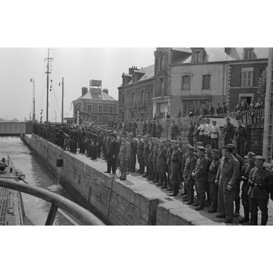 Au port de Saint-Nazaire, lors du retour du sous-marin U-552, des soldats de la Wehrmacht réservent un accueil à l'équipage.
