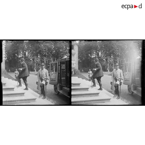 Monchy-Humières, arrivée de Clemenceau et du général Humbert. [légende d'origine]