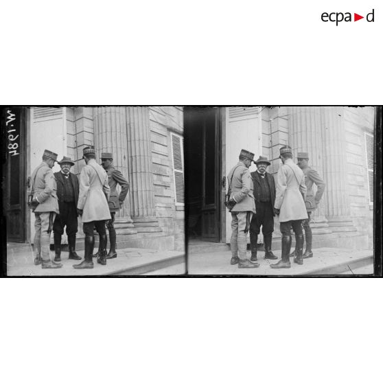 Monchy-Humières, Georges Clemenceau s'entretient avec des généraux. [légende d'origine]