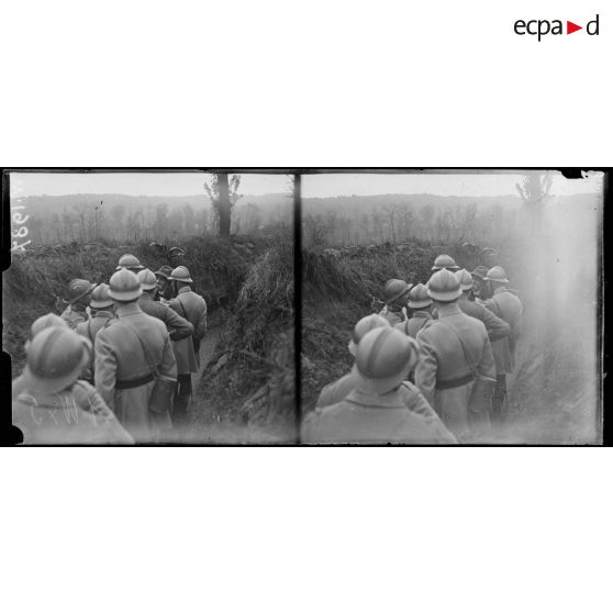 Clemenceau dans une tranchée du Plémont. [légende d'origine]