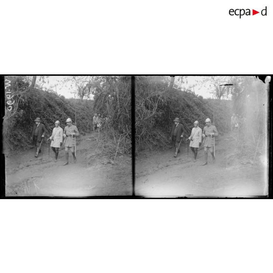 Le Plémont, Georges Clemenceau et le général Humbert dans une tranchée. [légende d'origine]