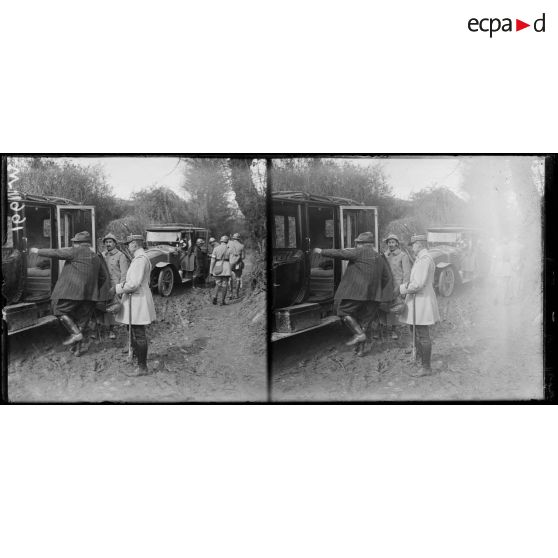 Fin de la visite de Clemenceau dans les tranchées de l'Oise. [légende d'origine]