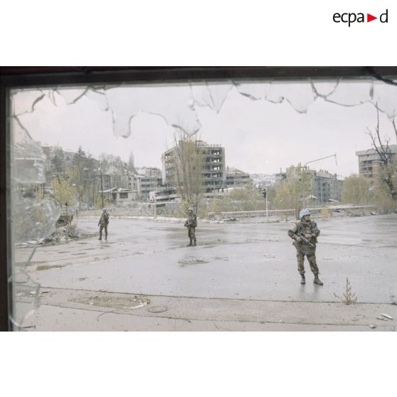 Poste de contrôle du pont de Vrbanja à Sarejevo tenu par les casques bleus du bataillon d'infanterie (BATINF) 4, armé par les militaires du 3e régiment parachutiste d'infanterie de marine (3e RPIMa), qui surveillent les environs.