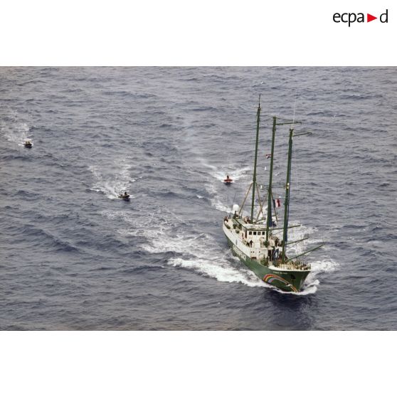Vue aérienne du navire Rainbow Warrior II de l'association Greenpeace après son arraisonnement escorté par cinq zodiacs, à proximité de l'atoll de Morurua.