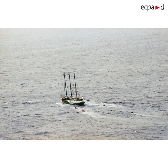Vue aérienne du navire Rainbow Warrior II de l'association Greenpeace après son arraisonnement escorté par cinq zodiacs, à proximité de l'atoll de Morurua.