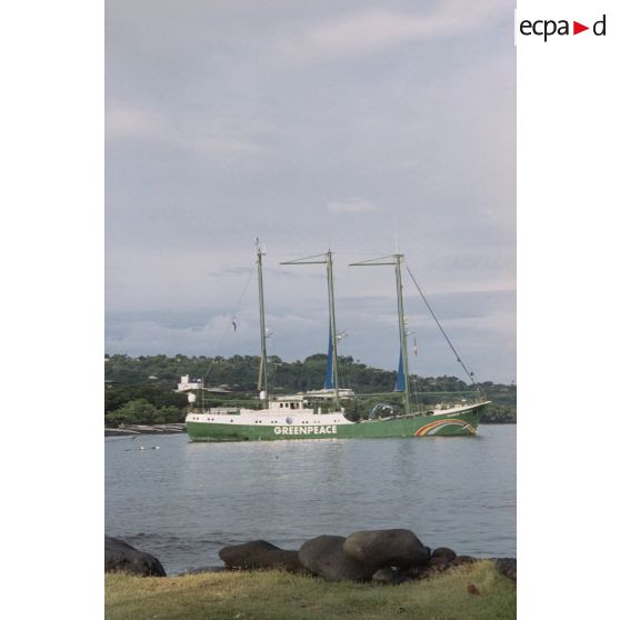 Départ du port de Papeete du navire Rainbow Warrior II de l'association Greenpeace, arborant une banderole "la planète demande la fin des essais nucléaires, la France doit rejoindre le moratoire".